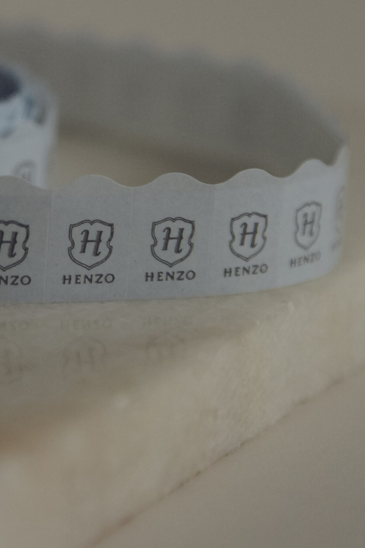 Фотонаклейки HENZO