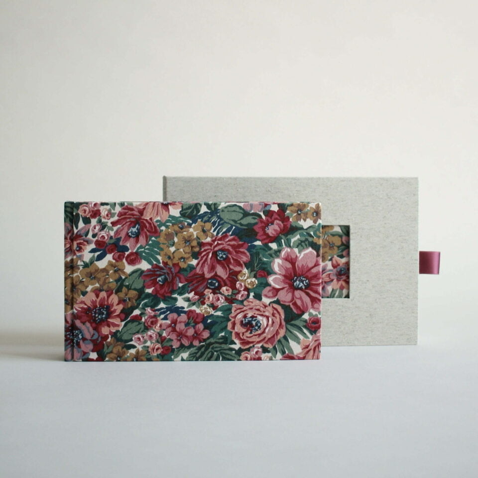 MINI 04 photo album with case